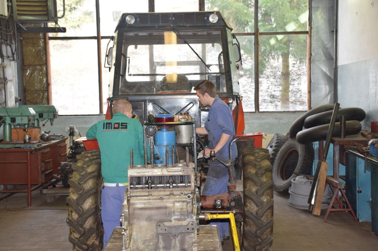 Oprava traktoru v rámci oboru Opravář zemědělských strojů